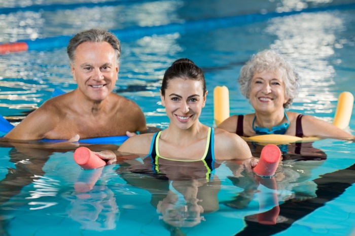 Gelenkschonendes Fitness-Training im flachen Wasser oder tiefen Wasser